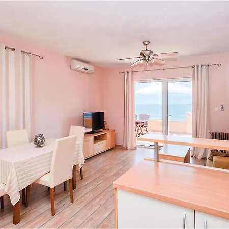 Stunning In Zastrazisce With House Sea View Сasa de vacaciones